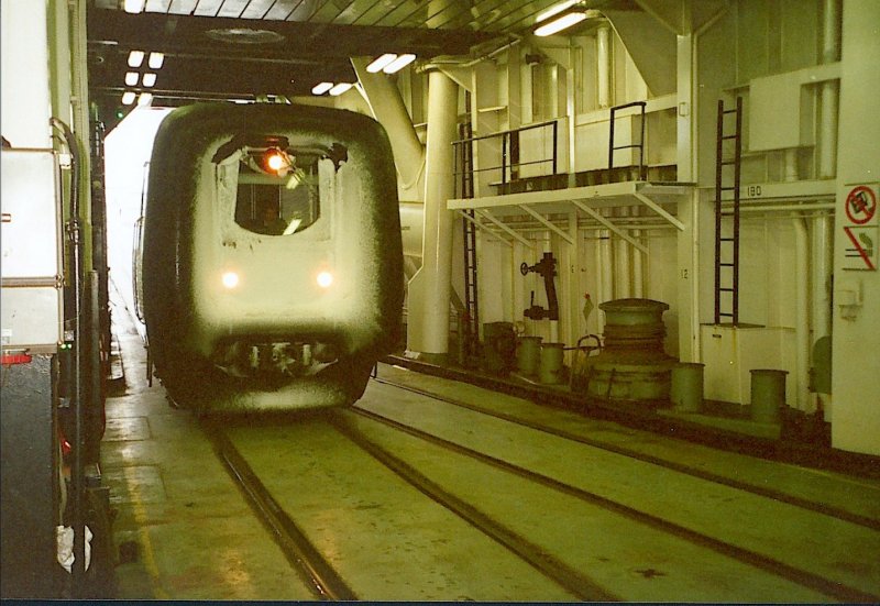DSB - In Nyborg kommt langsam der IC3 auf dem Fhrschiff Prins Joachim - April 1997, ein Monat vor der Schliessung der Fhrverbindung nach Korsoer. Schnee, schlechtes Wetter ! (Foto J.J.Barbieux)