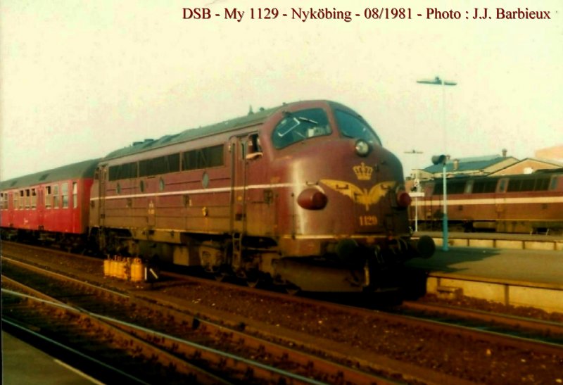 DSB - In Nykbing kommt ein Zug aus Kopenhagen an.
Die Lok ist die NoHab My 1129.
Nykbing - July 1981.  Foto : J.J. Barbieux