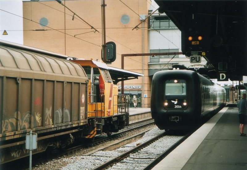 DSB IR4 2016 trifft in Odense eine DSB MK Rangierlok mit Gterzug