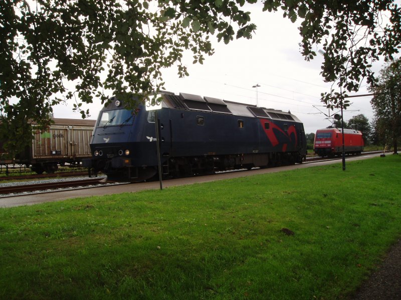 DSB, Litra ME, ME 1537 hat den EC 371 von rhus bis zum dnischen Grenzbahnhof Padborg gefahren, ist abgekuppelt und gibt die Schiene frei fr eine DB Lok der Baureihe 101. Da die Strecke rhus - Fredericia nicht elektrifiziert ist, wurde der EC 370 / 371 zwischen Padborg - rhus immer von einer Diesellok der Litra Me gezogen.