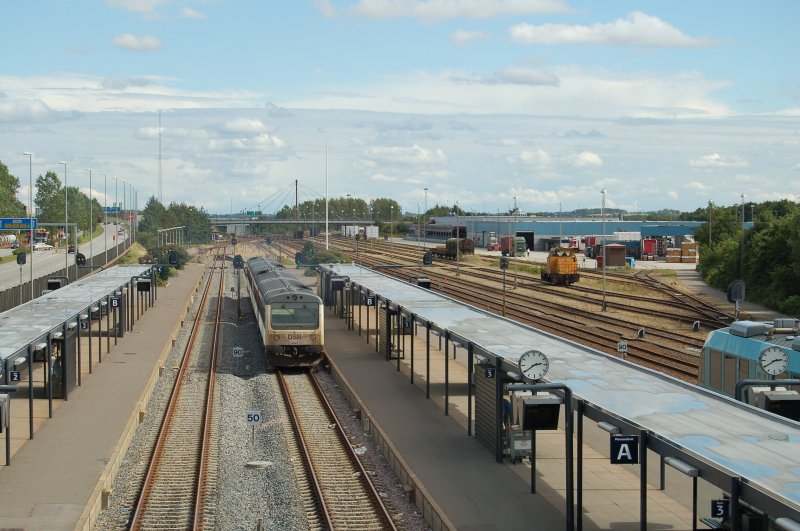 DSB MR 4082 & MR bei der Ausfahrt aus dem Bahnhof Herning in Richtung Fredericia. Rechts ist die DSB MK 621 beim rangieren zu sehen. August 2007