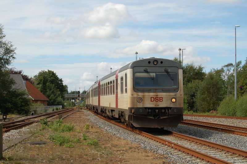 DSB MR 4218 & MR nach Aarhus, bei der Einfahrt in den Bahnhof von Herning. August 2007