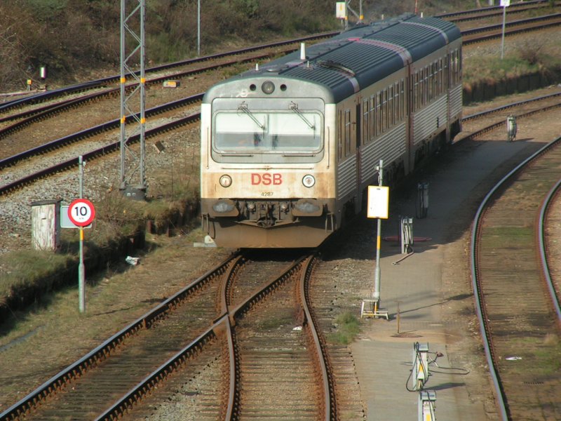 DSB MR 4287 fhrt vom Abstellgleis in den Bahnhof von Esbjerg ein.(Esbjerg 11.03.2007)