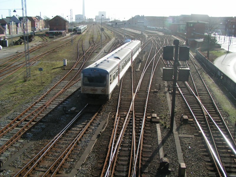 DSB MR 4287 fhrt vom Abstellgleis in den Bahnhof von Esbjerg ein. Spter gehts dann nach rhus weiter.
Im Hintergrund ei LINT41 nach Skjern, ein Kleinlok Kf und der IC3 am Bahnsteig zur Weiterfahrt nach CPH. (Esbjerg 11.03.2007)
