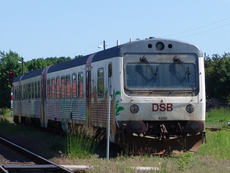 DSB MR/MRD 4260 wartet wohl nicht mehr auf seinen nchsten Einsatz im Bahnhof Meyenburg.(01.06.09)