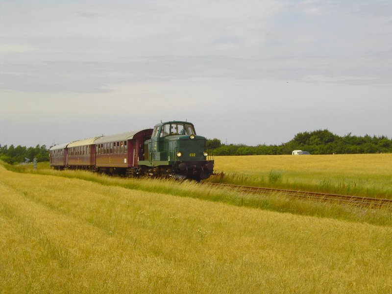DSB MT 152 zwischen Oksbl und Billum ist mit ihrem Sonderzug auf dem Weg von der Kaserne in Oksbl (Oksbllejren) nach Varde. Sommer 2006
