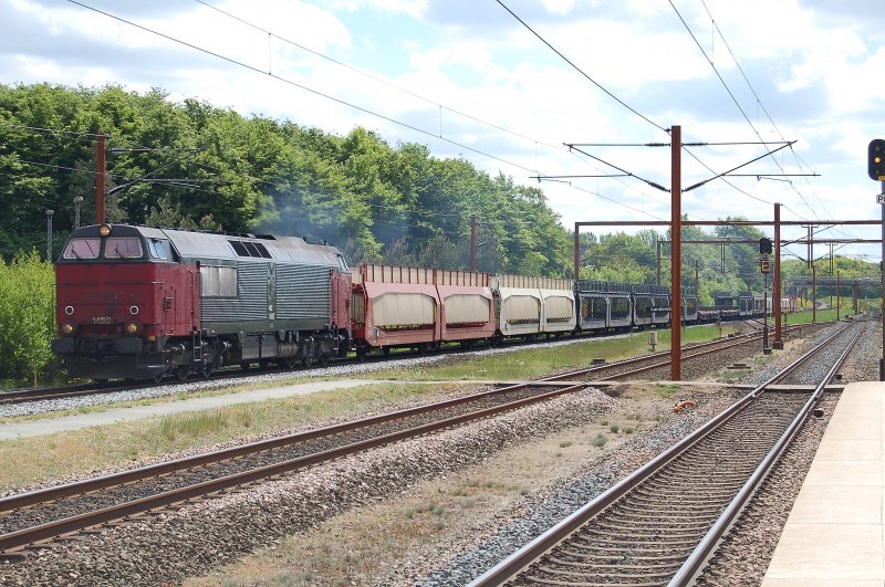 DSB MZ 1450 mit Gterzug fhrt aus Richtung Vamdrup kommend, in Lunderskov, nach Kolding. Mai 2008