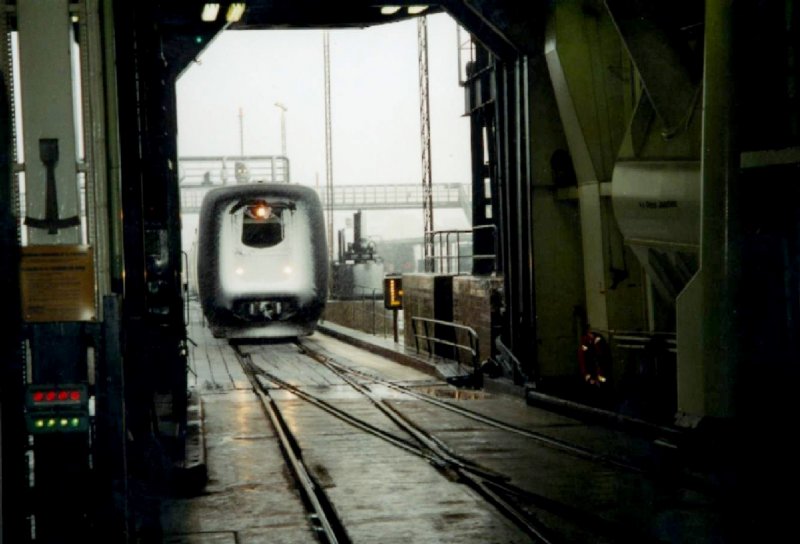 DSB - Nyborg - Ein IC3 nach Kopenhagen fhrt auf dem Fhrschiff Prins Joachim (4 Gleise und fast 400 Meter Schienen).  Schnee und strmischen Wind gibt es noch in April 1997. Von diesen drei Fhre vom selben Typ gibt es zwei zwischen Rostock und Gedser noch in Betrieb, aber fr Autos und LKW umgebaut.