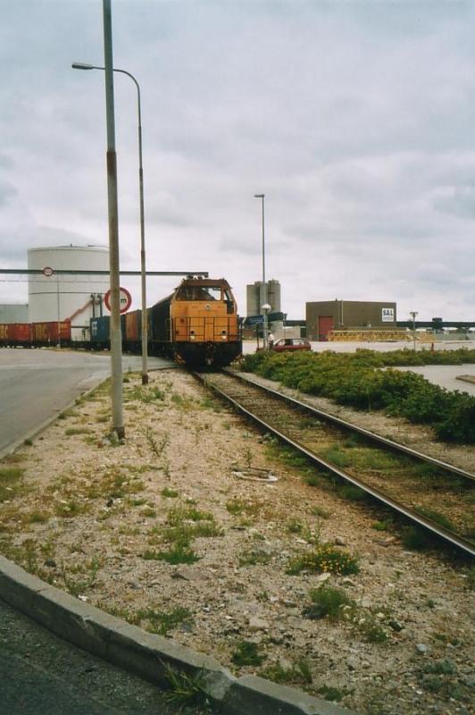 DSB Rangierlok MK 607 mit Containerzug im Hafen von Esbjerg