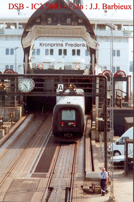 DSB - Wir sind im Sommer 1995 und der IC3 aus Fredericia und Odense fhrst auf dem Kron Prins Frederik um 16 Uhr 49 hinein.
Nach der berfahrt nach Korsoer wird der Zug weiter nach Roskilde und Kopenhagen fahren.  Nyborg, 08/1995.
Foto : J.J. Barbieux