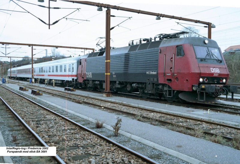 DSB,Litra EA 3001  H.C.rsted  wartet mit 3 InterRegio-Wagen kurz vor der Abfahrt zum Bahnsteig im Bahnhof Fredericia. Auf der dnischen Strecke zwischen Fredericia und Hannover bestand der IR nur aus 3 Wagen. In Padborg wurden dann zusammen mit der deutschen Ellok die restlichen Wagen (8 Stk.) zu- oder abgekoppelt.