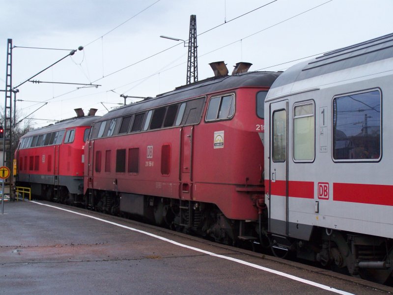 DT 218er im Bahnhof Gppingen. Zum zeitpunkt des Bildes wurden die beiden 218er vom IC entkoppelt, die 218 156-8 wurde anschlieend aufs Abstellgleis gestellt und der IC fuhr mit nur einer 218er weiter nach Oberstdorf. Hier im Bahnhof Gppingen am 5.Januar 2008