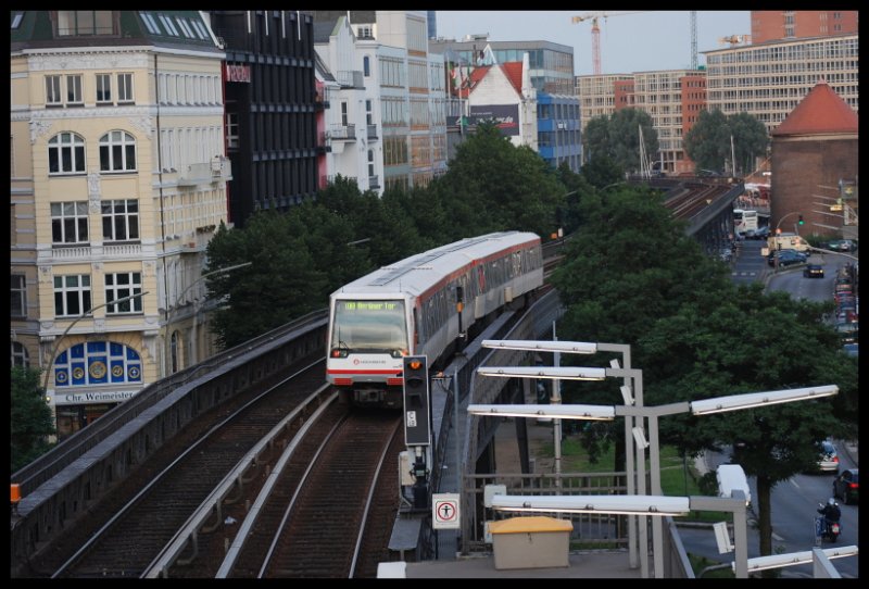 DT 4 Der U-Bahn Hamburg Linie U3 Verlsst Den U-Bahnhof Landungsbrcken.21.07.07