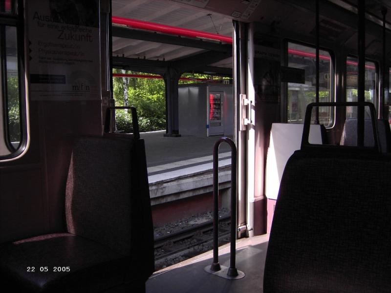 DT3 Es sind die Tren offen die normalerweise nicht offen sind dort ist auch kein Bahnsteig.Aufgenommen in Barmbek