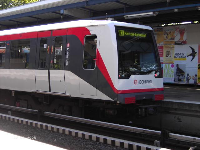 DT4 wartet auf Abfahrt zu den Abstellgleisen in Wandsbek-Gartenstadt