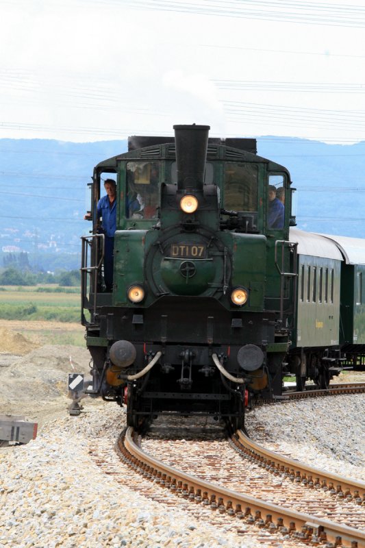 DTI07 am 9.8.2008 unterwegs nach Ernstbrunn,der Zug befindet sich auf dem neuerrichteten Strassentunnel der S1 bei Stetten