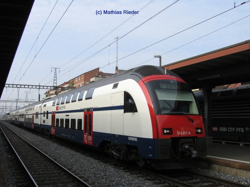 DTZ auf der S 15 in Uster. Der Zug ist auf dem Weg nach Rapperswil.. und wartet dort die S 14 ab. am 12. Okt. 07