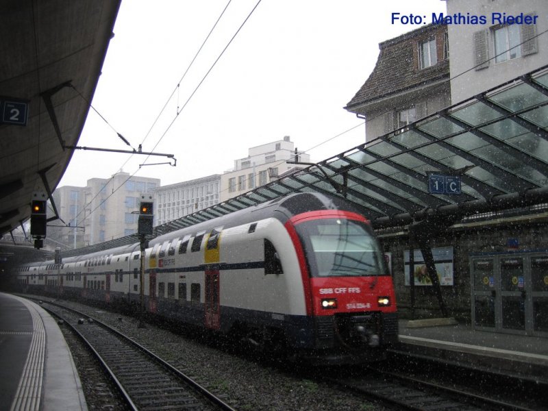 DTZ fhrt am 24.03.08 im Schneegestber in den Stadelhofen ein