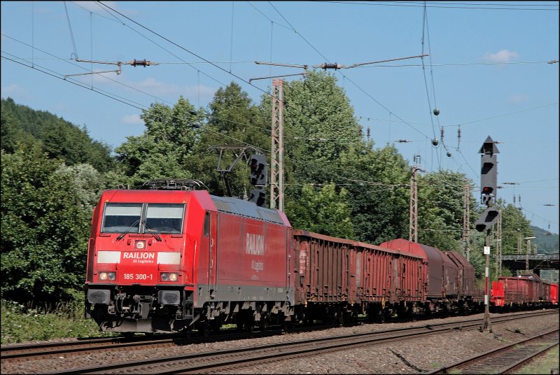 Du schon wieder;-) 185 300 (9180 6 185 300-1 D-DB) verlsst mit dem 52296 am Haken, den Bahnhof Plettenberg mit dem Ziel Hagen. (23.06.2008)
