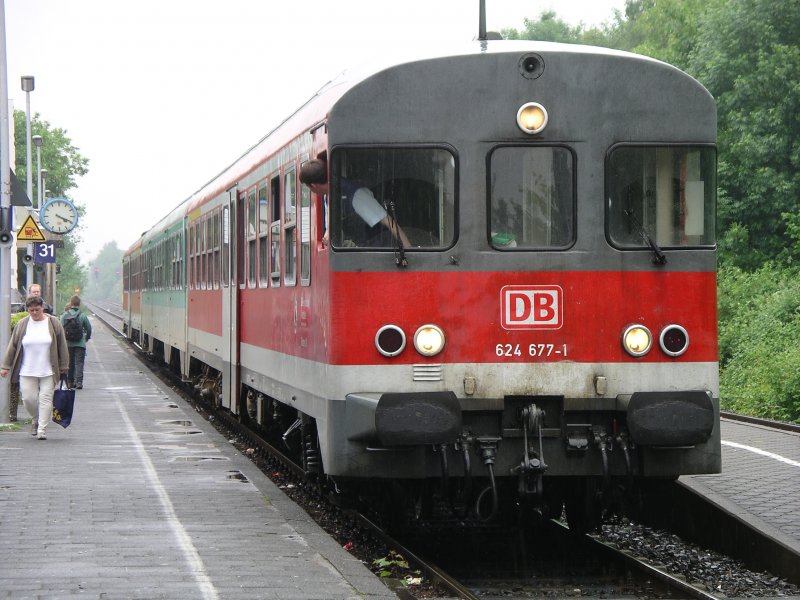 D�lmen oberer Bahnsteig, 31.05.2004,

624-572 bei der Ausfahrt in D�lmen, dies ist Kopf der VT 624-Einheit, die als RB 29070 von Enschede nach Dortmund f�hrt.

Die Eins�tze des 624 endeten im Dezember 2004 und heute f�hrt hier die PEG (�brigens mit den gleichen Zugnummern).

