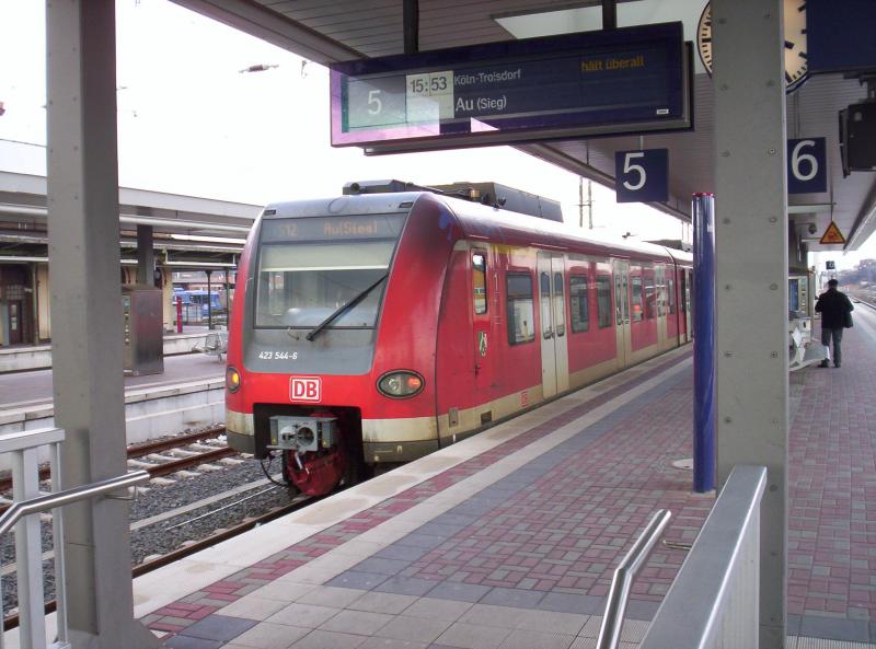 D�ren Bf Gleis 5 um 14:48 Uhr. Der 423 544(044) wird in wenigen Minuten mit 423 041(davor) den Bf D�ren verlassen in Richtung Au(Sieg) �ber Horrem, K�ln und Triosdorf. 03.04.2006
