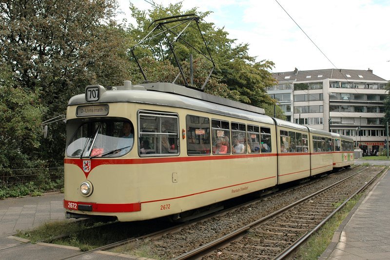 Dsseldorf Tw. 2672 + Bw. 1672 (707), Schloss Jgerhof, 01.09.2006
