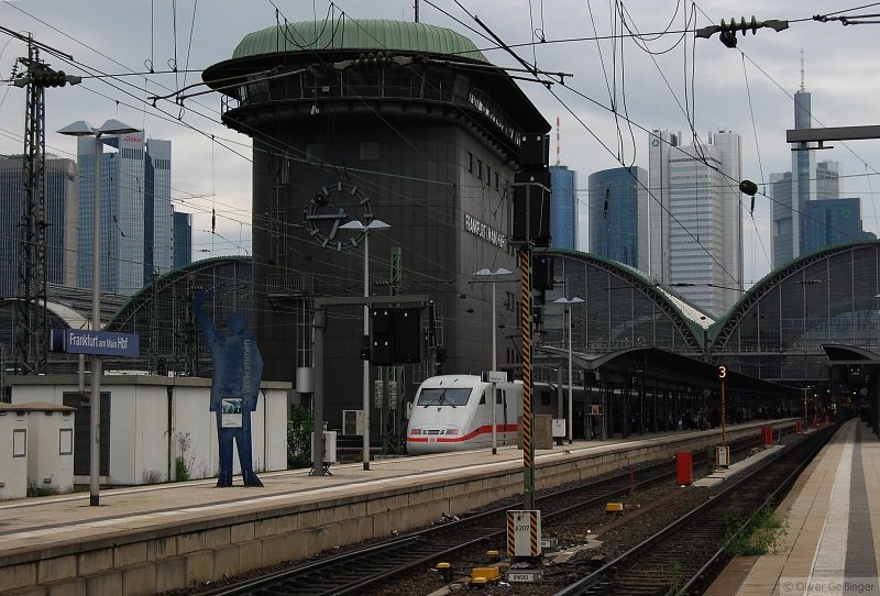 Dster, als sei es die Finanzkrise persnlich, berblickt das Zentralstellwerk seinen Hauptbahnhof. (Frankfurt, 11. Mai 2009) 