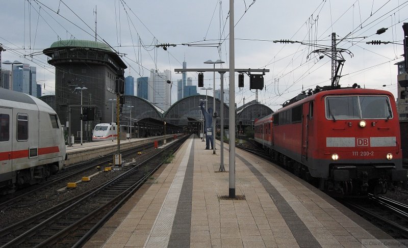 Dster, als sei es die Finanzkrise persnlich, berblickt das Zentralstellwerk seinen Hauptbahnhof. Auch 111 200-2 kann die Stimmung nicht erheblich mildern. (Frankfurt, 11. Mai 2009) 