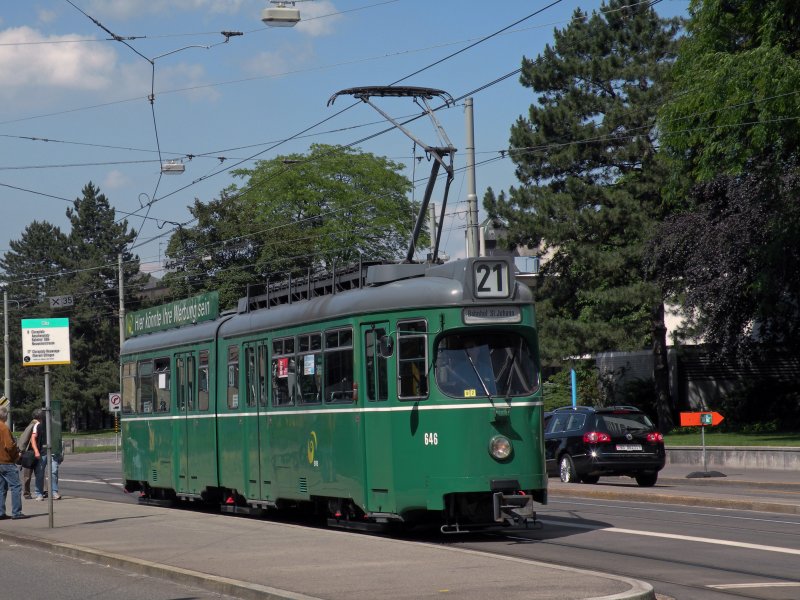 Dwag 646 hat das Depot Wiesenplatz verlassen und bedient die Haltestelle Ciba um dann auf der neuen Linie 21 seine Runden zu drehen. Die Aufnahme entstand am 04.06.2009.