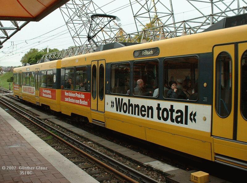 DUEWAG DT8 tief am 25.10.2002 in der Haltestelle Mineralbder. Dieser Typ ist fr Strecken mit Hoch- und Tiefbahnsteigen geeignet, er hat unter den Tren 2 herausklappbare Stufen und neben den Tren auf beiden Seiten je 2 ffnertasten in unterschiedlicher Hhe. Kein bergang zwischen den beiden Wagen. 1.Bauserie.