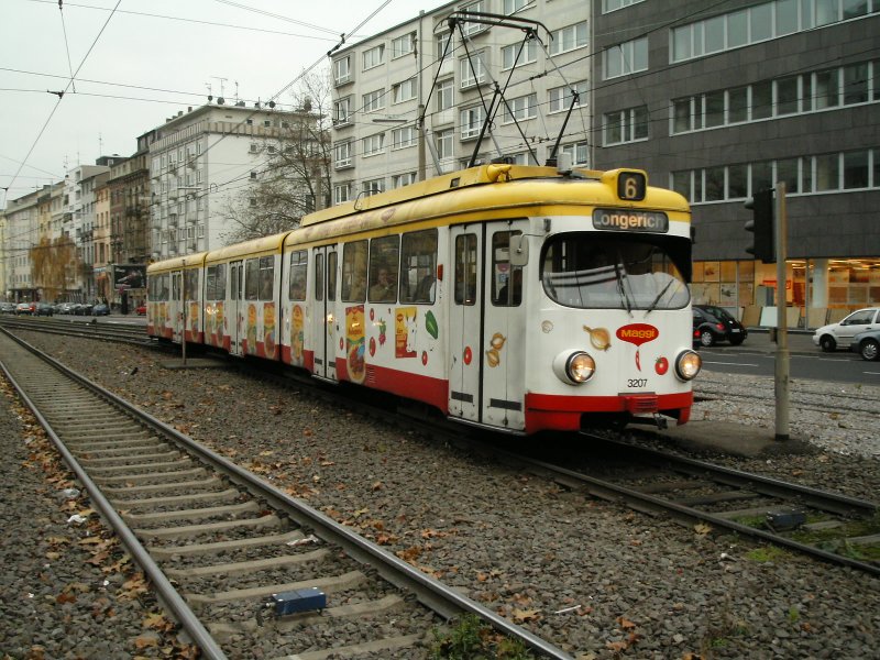 DUEWAG-Einrichtungsachtachser der Klner Verkehrsbetriebe am Barbarossaplatz in Kln als Linie 6 nach Longerich.