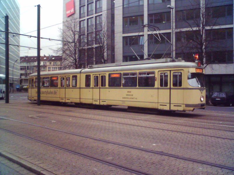 Duewag GT6 der Rheinbahn, 2501, am 22 Februar 2006 auf der Wendeschleife um das Hauptpostamt am Hauptbahnhof. Anscheinend werden noch neue Fahrer auf den guten alten Z�gen ausgebildet.
Dies war der erste GT6 der �berhaupt von der Duewag ausgeliefert wurde. Am 20.2.2006 hatte er seinen 50. Geburtstag.