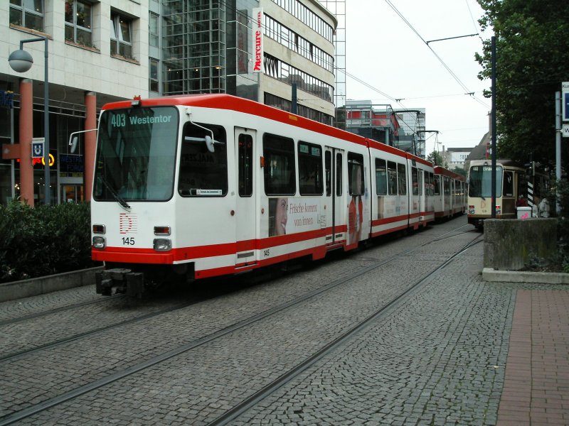DUEWAG-Stadtbahnwagen N8 der Dortmunder Stadtwerke an der Haltestelle Kampstrae in Dortmund als Zge der Linie 403 zum Westentor und nach Brackel am 28.09.2004.