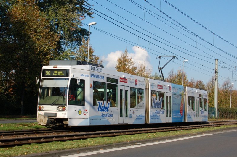 DUEWAG Straenbahn des Typs MGT6D aus dem Baujahr 1994 in der Bauart 6xGlNTwZR.  Der Triebwagen mit der Nr. 440 B der Bogestra ist unterwegs auf der Linie 302 mit Ziel Bochum Laer Mitte. Er ist versehen mit Werbung fr das Hotel Kombi-Ticket und ist gerade in Gelsenkirchen in unmittelbarer Nhe an der Veltins Arena auf Schalke vorbeigefahren. Aufnahme ist vom 22.10.2007.
