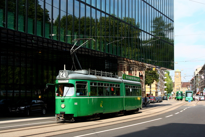 Dwag TW 646 fhrt gerade am Hotel Ramada beim Messeplatz vorbei. Im Hintergrund zu sehen ist der Turm des Badischen Bahnhofs. Auf der Linie 21 werden alle 2 Kurse IMMER mit Solo-Dwags besetzt.