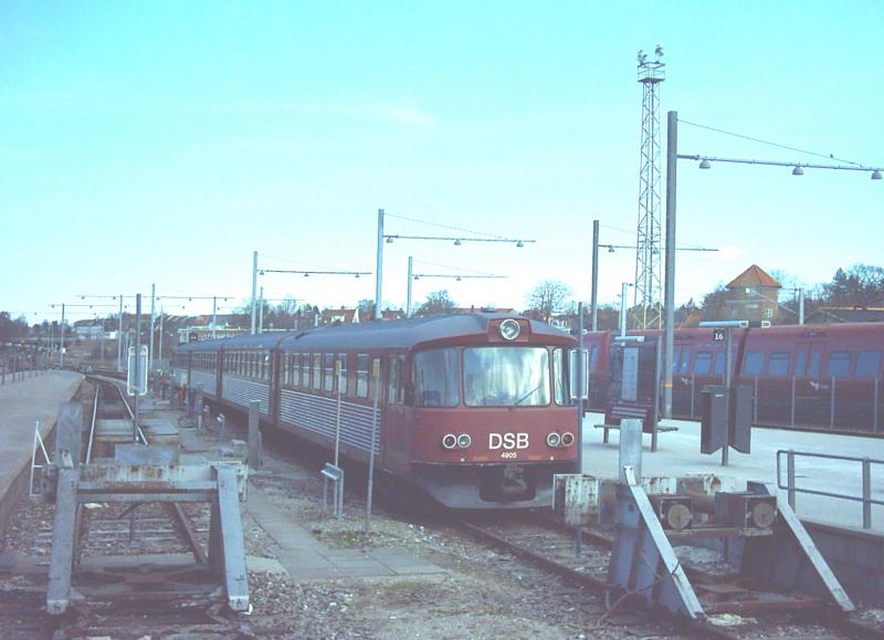 Dwag Y-zug, sogenannte  Lynette  (Vorlufer der MR MRD- triebzge), der DSB auf der  Lille Nord -bahn Hillerd- Fredensborg- Helsingr im bhf. Hillerd am 20.03.2005.