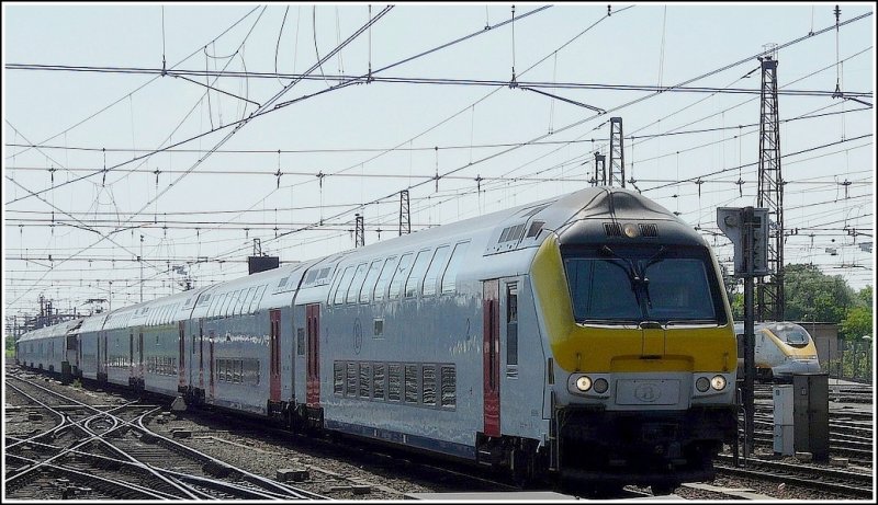 Dumm gelaufen: Ein Eurostar f�hrt in dem Bahnhof Bruxelles Midi ein und im selben Moment auch der Doppelzug aus Knokke/Blankenberge, sodass aus dem Bild des Eurostars, ein Bild des M 6 Steuerwagens wurde. 30.05.09 (Jeanny) 