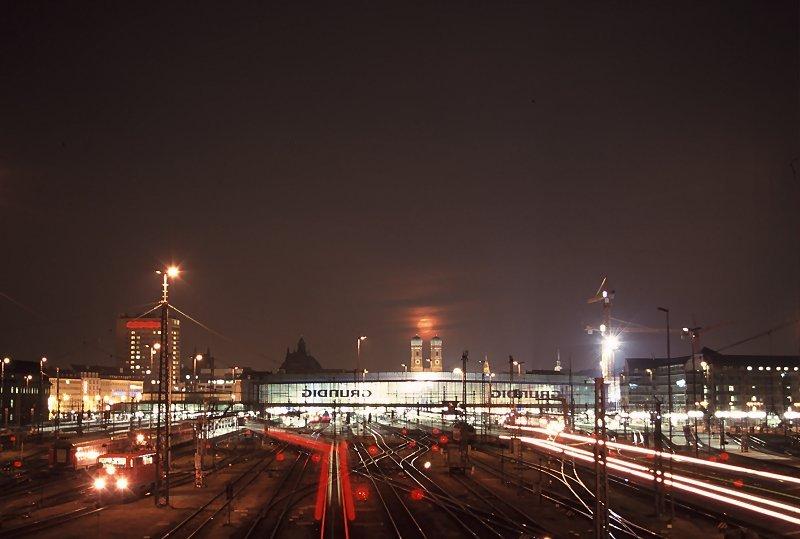 Dunst hing am Abend des 19.3.'03 ber Mnchen, als ber der Frauenkirche und dem Hauptbahnhof der Mond aufging.