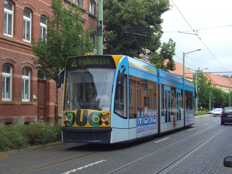 Duo Combino TW 203 in der Leimbacher Stra�e. Der freundliche Stra�enbahnfahrer bremste extra ab, blieb sogar kurz stehen, bis das Bild im   Kasten  war und setzte dann seine Fahrt zur Parkallee fort. 