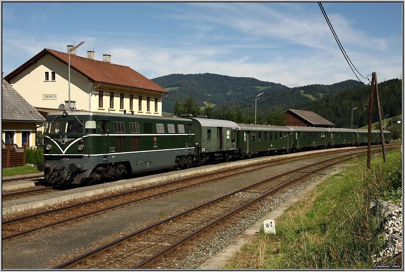 Durch den Bahnhof Obdach f�hrt Diesellok 2050 04 mit Sonderzug 19815 von Leoben nach Lavam�nd.
10.08.2008