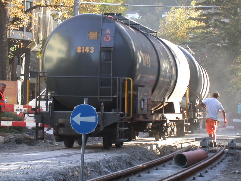 Durch die Bauerei an der Doppelspur in der Engadinstrasse in Chur wird durch den Gterzug eine Menge Staub aufgewirbelt. (26.10.2006)