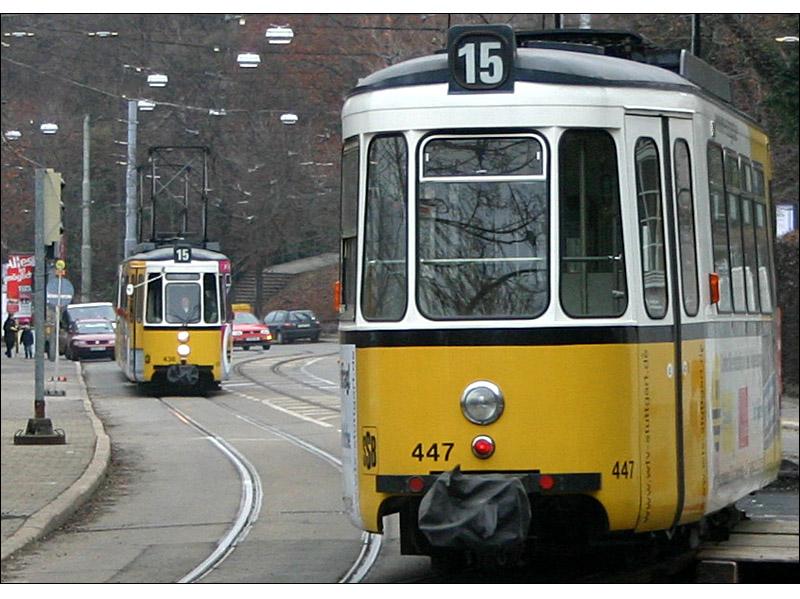 Durch die Baustelle -

Die talwärts fahrende Bahn verlässt den baustellenbedingten eingleisigen Abschnitt, während die Gegenrichtungs-Bahn in der Haltestelle Heidehofstraße auf die Freigabe dieses Abschnittes wartet. 

Stuttgart, 07.01.2006 (M)