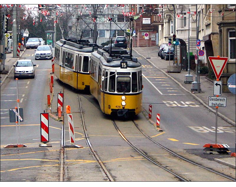 Durch die Baustelle -

Diese talwärts fahrende Gt4-Doppeltraktion fährt in einen baustellenbedingten eingleisigen Abschnitt ein, nachem sie die Ersatzhaltestelle am Eugensplatz verlassen hat. 

07.01.2006 (M)