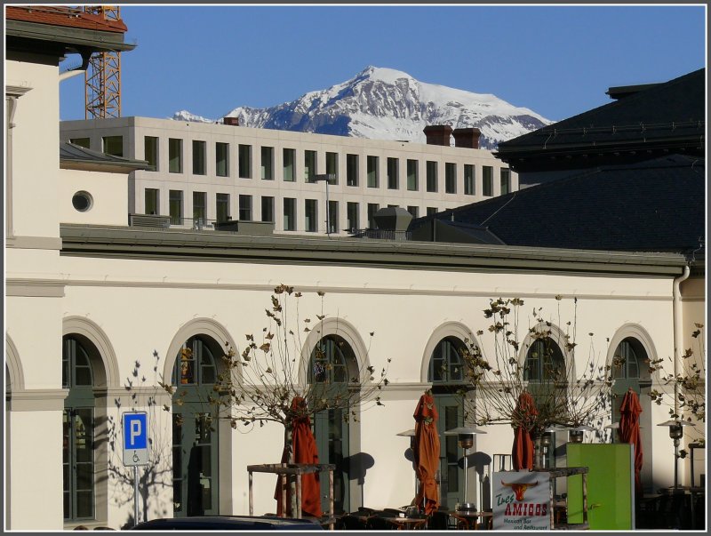 Durch die Bauttigkeit rund um den Bahnhof entstehen vllig neue architektonische Gegenstze. Im Vordergrund der alte Bahnhof, darber das neue Zentrum fr Gesundheit und Soziales und darber thront der Vilan 2375m bei Malans. (28.11.2007)