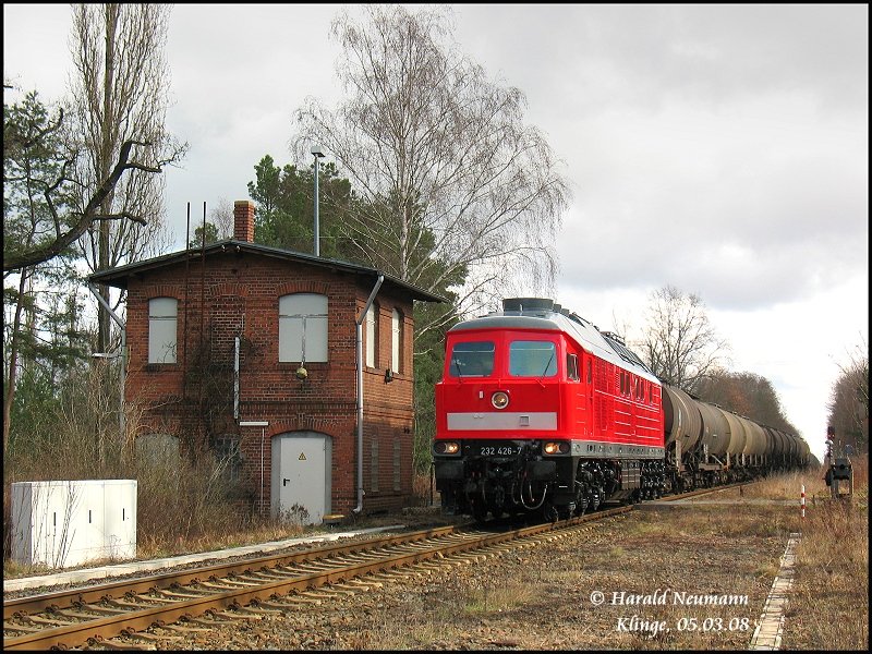 Durch die Dammsanierungen auf der Strecke Cottbus - Guben kommen auch mal einige umgeleitete G�terz�ge auf die Strecke Cottbus - Forst. Hier ein G�terzug bei der Einfahrt in den Kreuzungsbahnhof Klinge. 05.03.08.