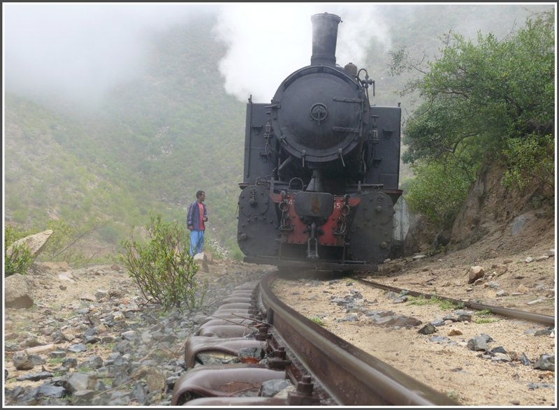 Durch den dichten Nebel fllt auch immer wieder Regen, der die Schienen schlpfrig werden lsst. (31.10.2008)