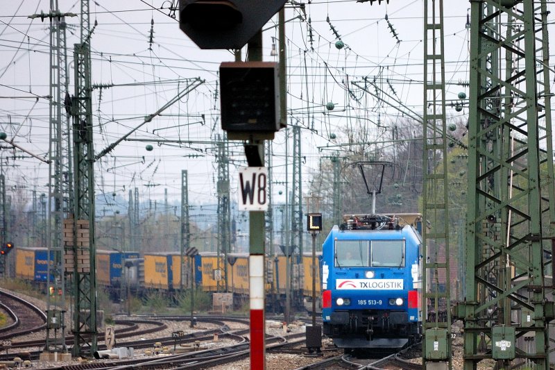 Durch ein Gewirr von Weichen und Oberleitungen sucht sich 185 513-9  RostockPort  mit ihrem Containerzug den Weg durch Mnchen-Pasing.