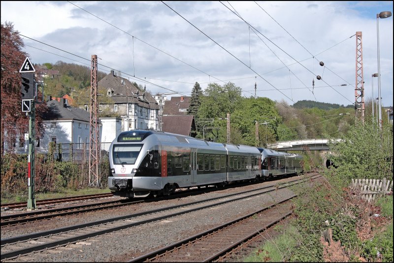 Durch den Feiertag und den damit verbundenen Stundentakt, kann ABELLIO RAIL beim RE16 Doppel-Garnituren einsetzen.  Sowas wre eigentlich auch in den Morgen- und Mittagsstunden von normalen Werktagen sinnvoll..... ET22008 und ET23001 erreichen als ABR99653, (RE16  Ruhr-Sieg-Express ) von Siegen nach Essen Hauptbahnhof, den Bahnhof Werdohl. (01.05.2008)

