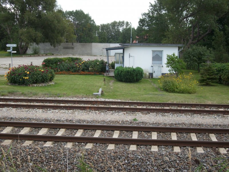 Durch die gepflegte Gr�nanlage �hnelt die Schrankenbude von Lietzow einer Gartenlaube.Noch ist die letzte Schrankenbude von R�gen Tag und Nacht besetzt.