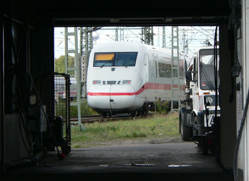 Durch den Gerteschuppen geschaut. Dieser ICE2 wurde gerade im Betriebswerk Rummelsburg gereinigt und bewegt sich nun auf eines der Abstellgleise. Vermutlich wird er heute noch weite Strecken zurcklegen. 13.9.2008, Tag der offenen Tr.